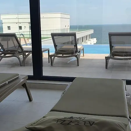 Infinity Pool & * Năvodari