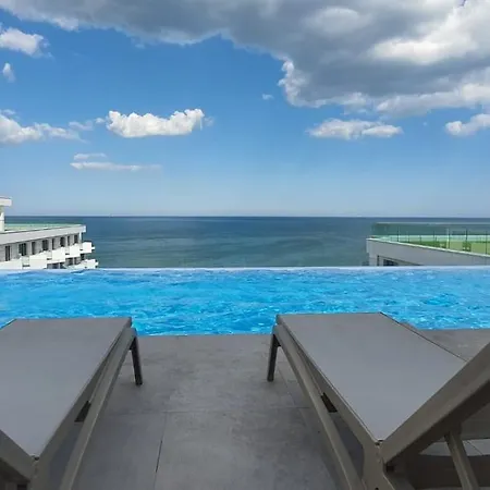 Infinity Pool & 아파트