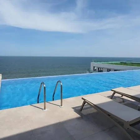 Infinity Pool & Năvodari
