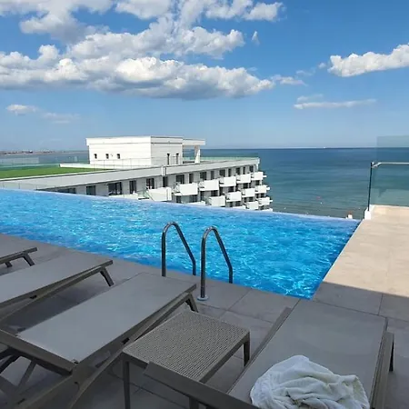 Infinity Pool & アパート *