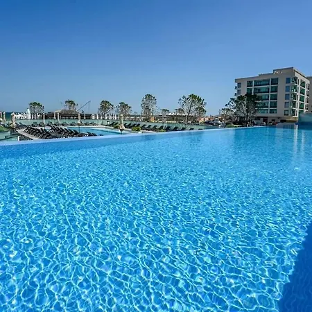 Infinity Pool & Navodari