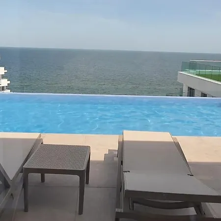 Infinity Pool & Apartment *